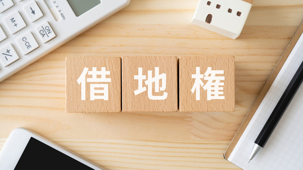 契約書に記入する手の写真